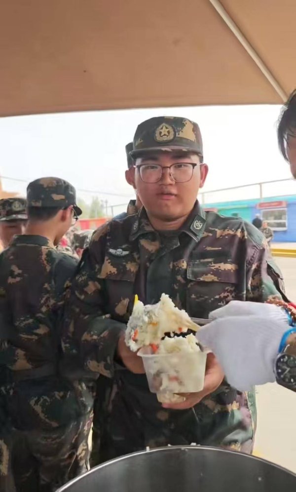 牛股远期策略 塔里木大学军训8400余名新生分批穿越12公里沙漠，堪比“沙场点兵”大片